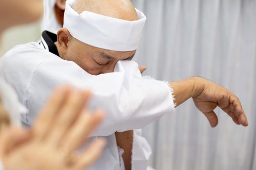  Nhiều nghệ sĩ Việt, học trò gửi vòng hoa viếng nghệ sĩ Bạch Vân và chia buồn cùng gia quyến. Ca sĩ Võ Hạ Trâm đăng tải lời tiễn biệt vợ NSND Tạ Minh Tâm. "Chúng con kính tiễn cô vãng sanh Phật quốc. Con xin lỗi vì đã không về kịp những giây phút cuối cùng, cô đi thanh thản cô nhé . Con xin chia buồn cùng người thầy kính yêu của chúng con - Tạ Minh Tâm, cùng chị Tạ Bạch Dương và em Tạ Minh Anh. Mong mọi người sẽ vượt qua được nỗi mất mát này. Xin cả nhà mình hãy cùng gửi niệm lành và cầu nguyện cho cô", ca sĩ bày tỏ. 