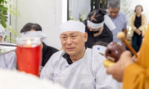  NSND Tạ Minh Tâm khóc nghẹn trước linh cữu vợ. Lễ tang của nghệ sĩ Bạch Vân diễn ra từ ngày 5/7 - 9/7 tại nhà riêng ở TP.HCM. Sau đó, bà được an táng tại phường Phú Tân, Vĩnh Long (huyện Châu Thành, tỉnh Bến Tre cũ). 