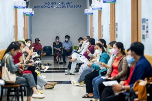  Theo các chuyên gia, việc hạ độ tuổi tầm soát có thể giúp phát hiện bệnh sớm hơn ở người trẻ. Ảnh: Duy Hiệu. 