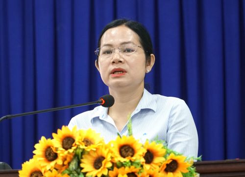  Bà Từ Thị Anh Đào, Phó chủ tịch UBND phường Bình Dương phản hồi ý kiến cử tri. Ảnh: Nguyên Nguyên 