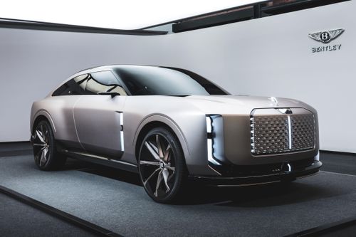 Bentley EXP 15 là nguồn cảm hứng cho mẫu SUV thuần điện đầu tiên của thương hiệu. Do đó, Bentley Torcal có thể sử dụng chung nhiều công nghệ từ mẫu EV Porsche Cayenne Electric với nền tảng 800 V và trang bị 2 động cơ điện.