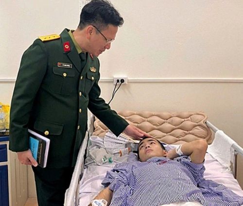 Bác sĩ thăm khám cho Hiếu.