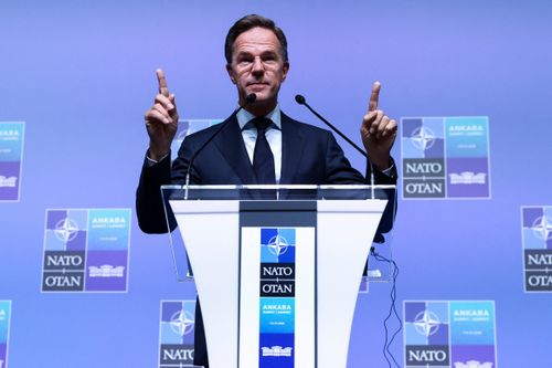  Tổng thư ký NATO Mark Rutte ra hiệu khi phát biểu trong cuộc họp báo trước thềm hội nghị thượng đỉnh các nhà lãnh đạo NATO tại Ankara (Thổ Nhĩ Kỳ) ngày 6/7. Ảnh: Reuters. 