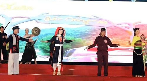 Trình diễn trang phục và nghệ thuật truyền thống của đồng bào dân tộc thiểu số tại một sự kiện văn hóa, góp phần quảng bá và lan tỏa bản sắc các dân tộc trên địa bàn Thanh Hóa
