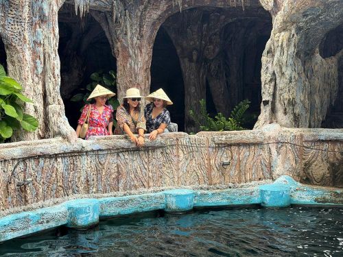 Ngắm hồ cá ở Thỉu cung Trí Nguyên
