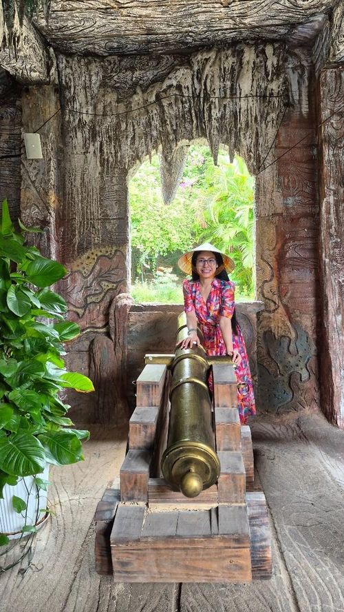 Du khách bên khẩu đại bác ở Trí Nguyên