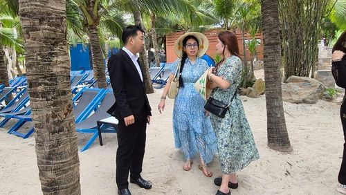 Du khách tìm hiểu về dịch vụ du lịch ở Trí Nguyên