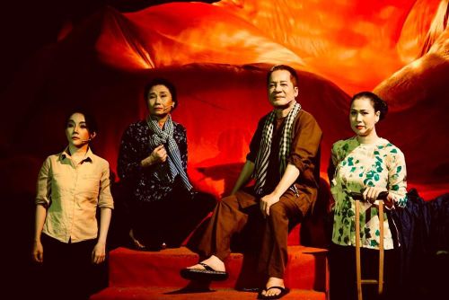 NSƯT Minh Nhí và các diễn viên trong "Cánh đồng rực lửa"
