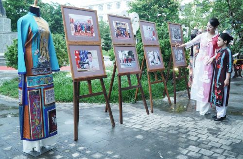 Tham quan không gian trưng bày tư liệu, hình ảnh về "Tri thức may, mặc áo dài Huế". Ảnh: S.Thùy