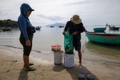 Chiếc thúng cập bờ sau một đêm đánh bắt với những mẻ hải sản tươi. Từ những chuyến biển ấy, nghề làm nước mắm Nam Ô đã hình thành và tồn tại suốt hàng trăm năm. Ảnh: Xuân Quý - TTXVN