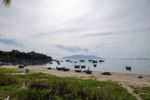 Bãi biển làng Nam Ô, phường Hải Vân, thành phố Đà Nẵng khi bình minh lên. Những chiếc thúng vẫn đều đặn trở về sau một đêm mưu sinh trên biển. Ảnh: Xuân Quý - TTXVN