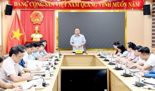 Chủ tịch UBND tỉnh Tuyên Quang Phan Huy Ngọc chủ trì làm việc với Ban Chỉ đạo cấp tỉnh Kỳ thi tốt nghiệp THPT năm 2026 yêu cầu khẩn trương làm rõ thông tin về kết quả điểm thi môn Toán của các thí sinh Trường THPT Chuyên Tuyên Quang (ngày 3/7/2026). Ảnh: Báo Tuyên Quang