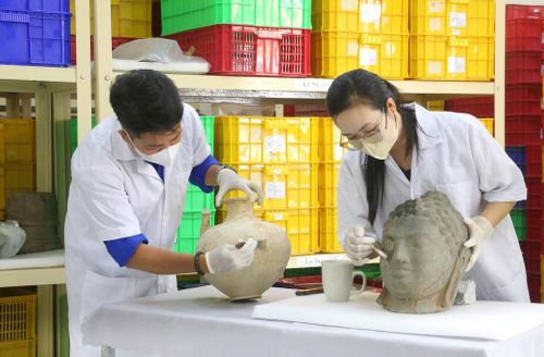 Cán bộ, nhân viên Ban Quản lý Di tích văn hóa Óc Eo (tỉnh An Giang) đang chỉnh lý, sắp xếp lại kho lưu trữ hiện vật đã được khai quật, phục vụ công tác trung bày và quá trình đánh giá của đoàn chuyên gia quốc tế. Ảnh: Công Mạo - TTXVN