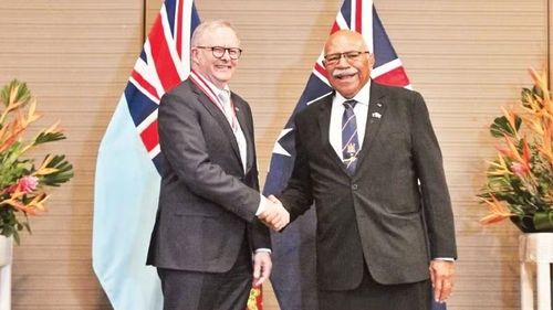 Hai Thủ tướng Australia và Fiji tại lễ ký thỏa thuận liên minh. (Ảnh: THE GUARDIAN)