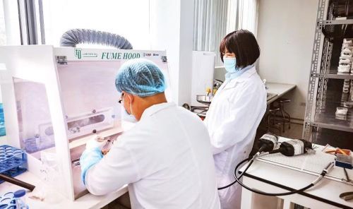 Phân tích mẫu hài cốt liệt sĩ tại Trung tâm giám định ADN (Viện Sinh học, Viện Hàn lâm Khoa học và Công nghệ Việt Nam). (Ảnh: NHẬT MINH)