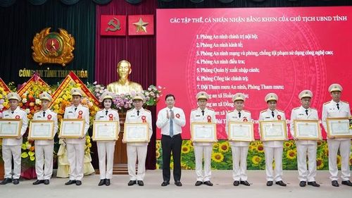 Đại diện lãnh đạo Ủy ban nhân dân tỉnh Thanh Hóa trao tặng Bằng khen cho 11 tập thể, cá nhân.