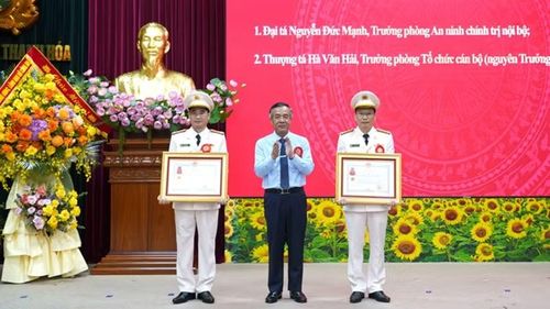 Thừa ủy quyền của Chủ tịch nước, Bí thư Tỉnh ủy Thanh Hóa trao Huân chương Chiến công cho 2 cá nhân.