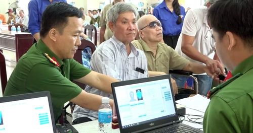 Lực lượng chức năng hỗ trợ ông Huỳnh Văn Nhỏ (tóc bạc) thực hiện công tác lấy mẫu.