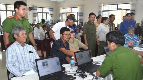 Công an tỉnh Tây Ninh triển khai lấy mẫu sinh phẩm cho nhiều thân nhân liệt sĩ tại xã Hòa Khánh.