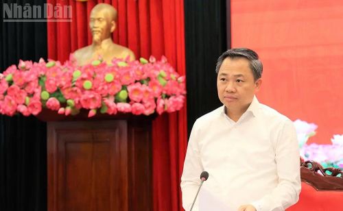 Đồng chí Nguyễn Đình Việt, Chủ tịch Ủy ban nhân dân tỉnh Sơn La phát biểu kết luận tại cuộc làm việc.