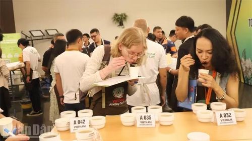 Cà-phê đặc sản Việt Nam được người tiêu dùng trong và người nước ưa chuộng.