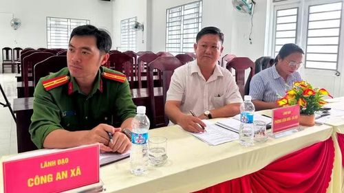 Đại diện Công an xã và các phòng, ban xã Tây Sơn dự buổi làm việc.