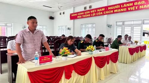 Các đại biểu nêu ý kiến tại buổi làm việc.