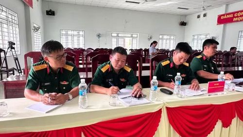 Đại diện các đơn vị quân sự tham dự buổi làm việc.