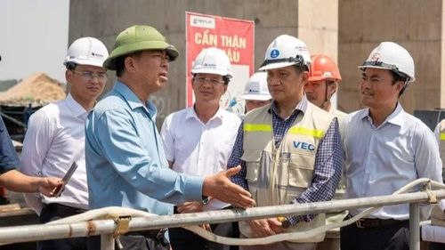 Bộ trưởng Trần Hồng Minh (đội mũ cối) thị sát thi công dự án đường cao tốc Thành phố Hồ Chí Minh-Long Thành- Dầu Giây.
