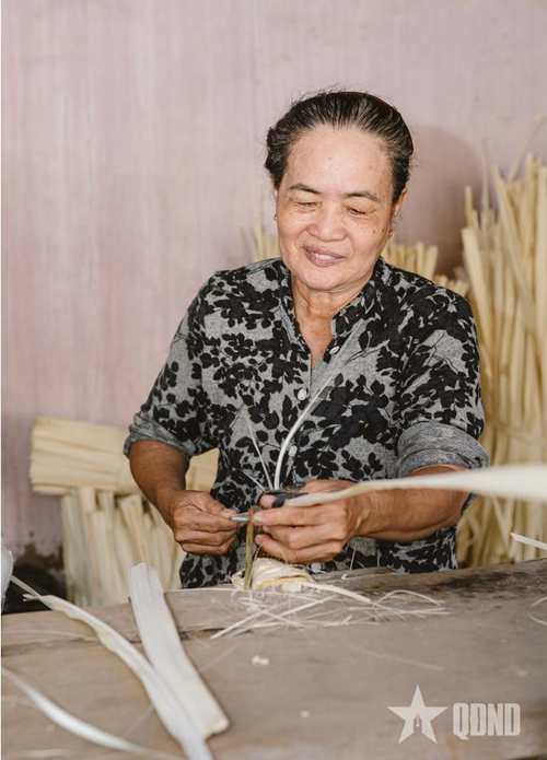 Cô Phạm Thị Ngọc Dung (58 tuổi) đã gắn bó với nghề đan nón bàng buông gần 20 năm.