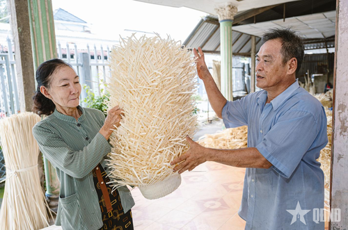 Mỗi chiếc nón hoàn thành không đơn thuần là một sản phẩm thủ công, mà còn mang theo câu chuyện về sự gắn bó và khát vọng nối dài giá trị của nghề xưa.