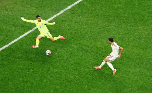  Mikel Merino dứt điểm hạ gục thủ môn Diogo Costa, ghi bàn thắng quyết định đưa Tây Ban Nha vào tứ kết World Cup 2026. Ảnh: Reuters 