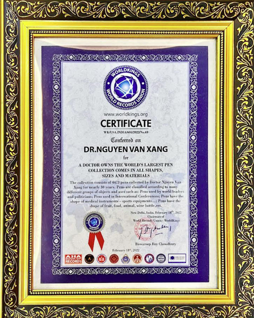 Bảng chứng nhận Kỷ lục Thế giới với hơn 4.000 cây bút của bác sĩ Nguyễn Văn Xáng vào năm 2022.