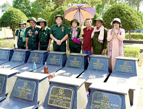 Bác sĩ Nguyễn Văn Xáng (thứ tư, từ trái sang) cùng đồng đội tại Nghĩa trang liệt sĩ Trường Sơn.