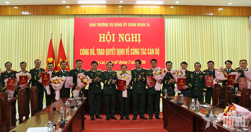 Lãnh đạo Quân đoàn 34 và các đồng chí sĩ quan được thăng quân hàm, nâng lương. 
