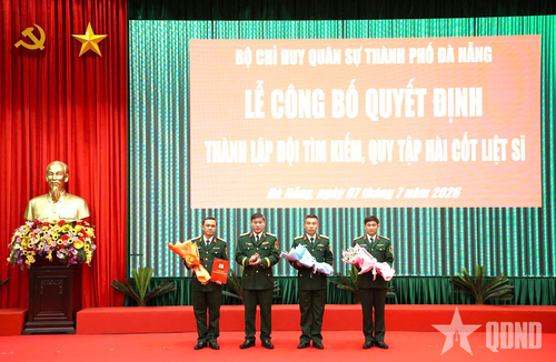 Trung tướng Lê Ngọc Hải, Ủy viên Trung ương Đảng, Tư lệnh Quân khu 5 trao Quyết định của Bộ Quốc phòng về việc thành lập Đội tìm kiếm, quy tập hài cốt liệt sĩ (lâm thời) thuộc Bộ CHQS TP Đà Nẵng.