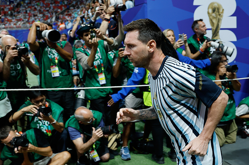  Messi bước ra sân khởi động. Ảnh: AP