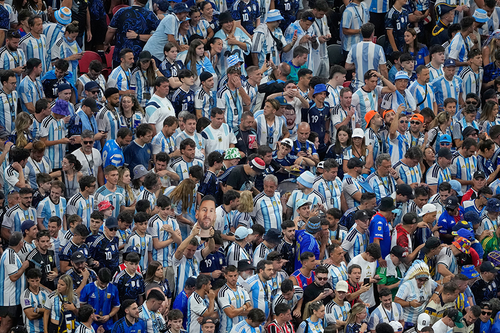  Đông đảo cổ động viên Argentina trên khán đài. Ảnh: AP