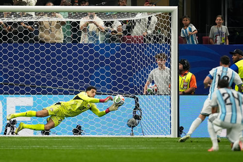 Tình huống thủ môn Shobeir (Ai Cập) dễ dàng hóa giải cú sút 11m của Messi. Ảnh: Sky Sports 