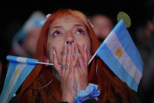 Nữ cổ động viên Argentina hồi hộp dõi theo đội nhà. Ảnh: AP 