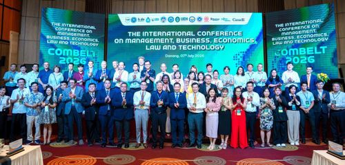Phó Chủ tịch UBND TP Đà Nẵng Hồ Quang Bửu (thứ 11 từ trái sang) chụp ảnh lưu niệm cùng các đại biểu tại hội thảo.