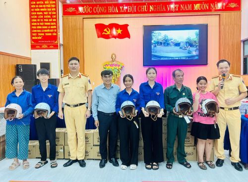 Hàng trăm mũ bảo hiểm được dành tặng cho người dân, thanh thiếu niên.