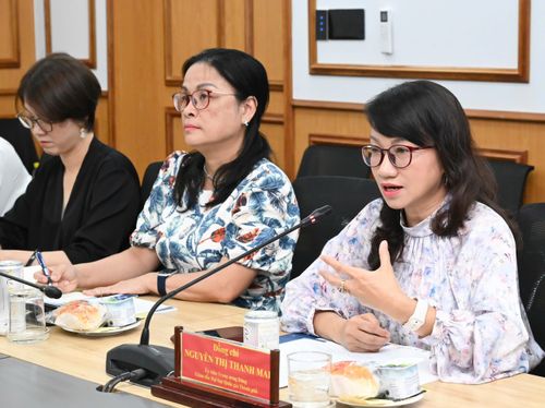 Giám đốc Đại học Quốc gia TPHCM Nguyễn Thị Thanh Mai trao đổi tại buổi làm việc. Ảnh: VIỆT DŨNG