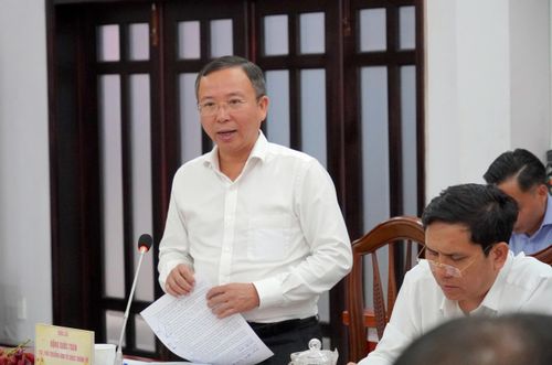 Phó trưởng Ban Tổ chức Thành ủy TPHCM Đặng Quốc Toàn trao đổi lại với địa phương. Ảnh: PHƯƠNG UYÊN