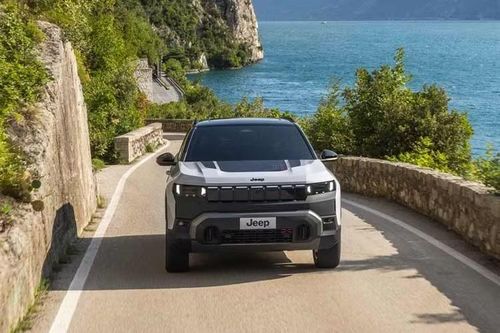 Mô-tơ thứ hai này được phát triển riêng cho Jeep, mang lại công suất và mô-men xoắn cao nhất cho một mẫu xe được xây dựng trên nền tảng STLA Medium. Được cung cấp năng lượng bởi bộ pin dung lượng 96,1 kWh, hệ thống mang lại phạm vi hoạt động kết hợp theo tiêu chuẩn WLTP lên tới hơn 600 km với thời gian sạc chỉ mất 27 phút để sạc từ 20% đến 80%.