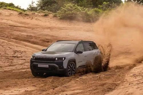Jeep Compass BEV Long Range mới có các phiên bản BEV Standard Range, e-Hybrid và e-Hybrid Plug-in, bao gồm: ALTITUDE, BUSINESS và SUMMIT. Xe được xây dựng trên nền tảng tiên tiến Stellantis STLA Medium, Compass được thiết kế để tương thích với mọi giải pháp truyền động và được tinh chỉnh đặc biệt để hỗ trợ tối đa cho quá trình điện hóa. Hệ thống treo được tinh chỉnh lò xo, giảm chấn và thanh chống lật mới.