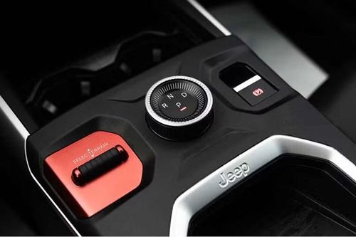 Hệ thống lái tự động cấp độ 2 (Level 2) và hệ thống kiểm soát địa hình Jeep Selec-Terrain là trang bị tiêu chuẩn trên tất cả các phiên bản Compass. Hệ thống Jeep Selec-Terrain trên Compass 4xe, người lái có thể chọn giữa 5 chế độ lái: AUTO (Tự động), SPORT (Thể thao), SNOW (Đường tuyết), SAND/MUD (Cát/Bùn) và 4WD LOCK (Khóa vi sai 4 bánh - dành riêng cho phiên bản 4xe). Tất cả các chế độ đều được tích hợp Hệ thống Cân bằng Điện tử (ESP).