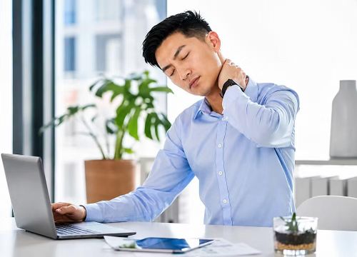 Theo các khuyến nghị về tư thế làm việc, mép trên của màn hình nên ngang hoặc thấp hơn tầm mắt một chút để cổ duy trì ở trạng thái trung tính, tuy nhiên màn hình laptop thường thấp hơn nhiều so với vị trí lý tưởng, buộc người dùng phải gập cổ liên tục trong nhiều giờ và tạo áp lực lớn lên vùng cột sống cổ mà nhiều người không hề nhận ra.