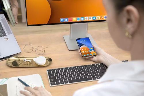 Đối với những người sử dụng laptop như máy tính để bàn hoặc làm việc với cường độ cao, đầu tư thêm một màn hình rời kích thước từ 24 đến 27 inch là lựa chọn đáng cân nhắc, bởi không chỉ giúp giảm tình trạng cúi đầu mà còn mở rộng không gian hiển thị, hỗ trợ làm việc đa nhiệm và tăng hiệu suất xử lý công việc hằng ngày.