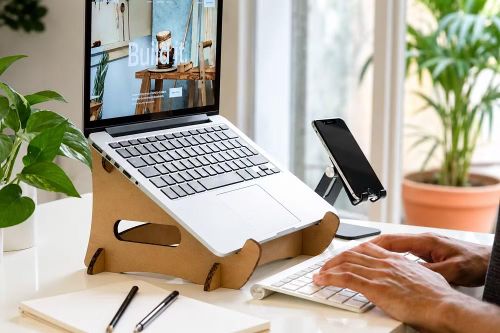 Các nghiên cứu về công thái học cho thấy khi đầu nghiêng về phía trước, tải trọng tác động lên cột sống cổ tăng lên đáng kể, khiến người dùng ban đầu chỉ cảm thấy cứng gáy hoặc mỏi vai vào cuối ngày, nhưng nếu tình trạng này kéo dài trong nhiều tháng hoặc nhiều năm, nguy cơ đau cổ, đau vai và đau lưng trên sẽ tăng lên, đặc biệt với nhân viên văn phòng và những người thường xuyên làm việc trước máy tính.